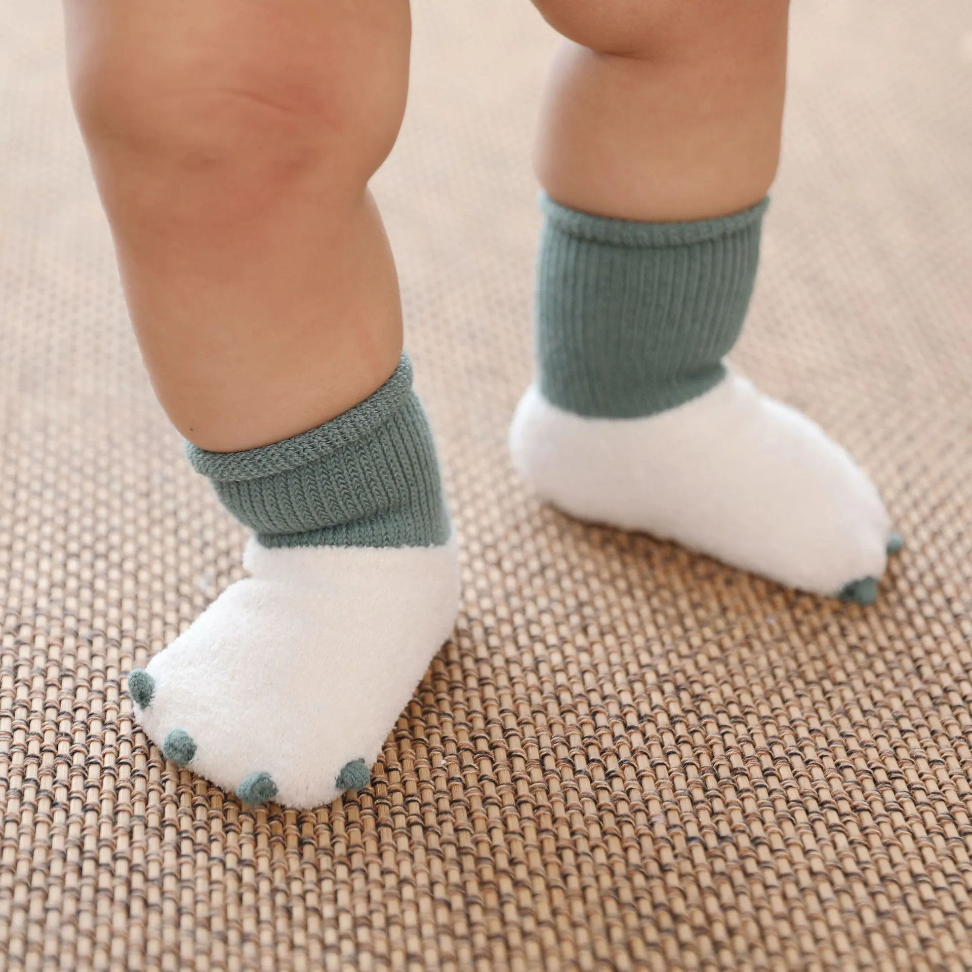 SnugPals Warm Baby Socks – Cozy, Secure Comfort for Tiny Feet
