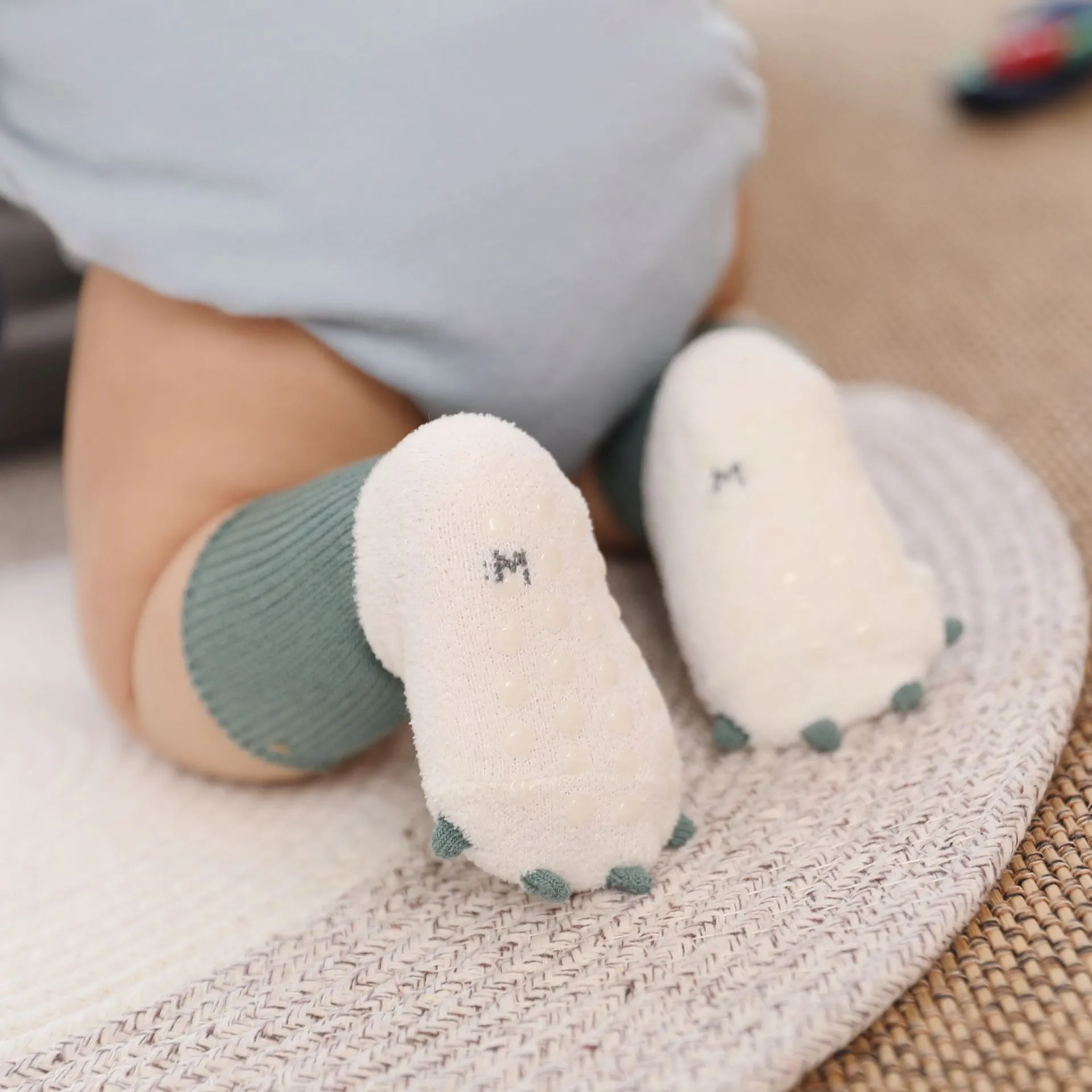 SnugPals Warm Baby Socks – Cozy, Secure Comfort for Tiny Feet